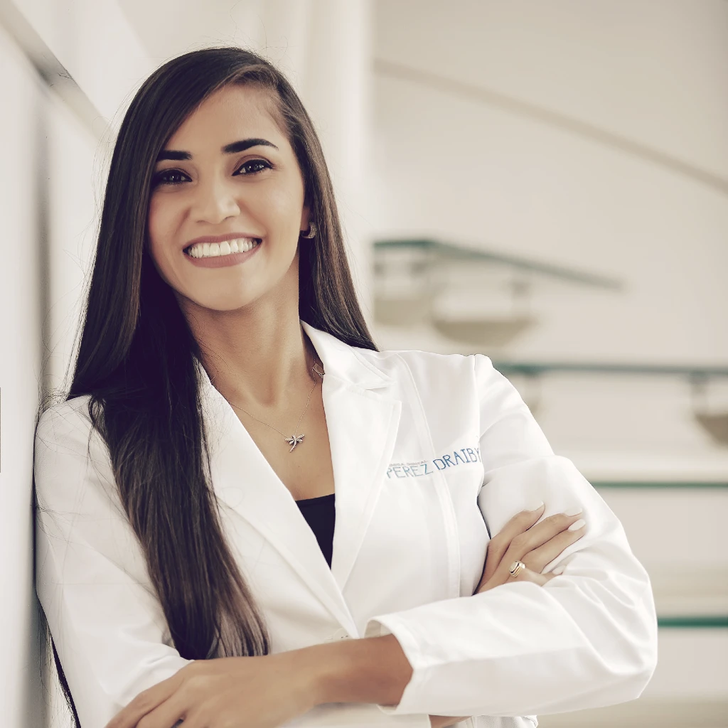 Dra. Anny Ruiz, odontóloga experta en bichectomía en la Clínica Dental Perez Draiby, Santo Domingo, República Dominicana